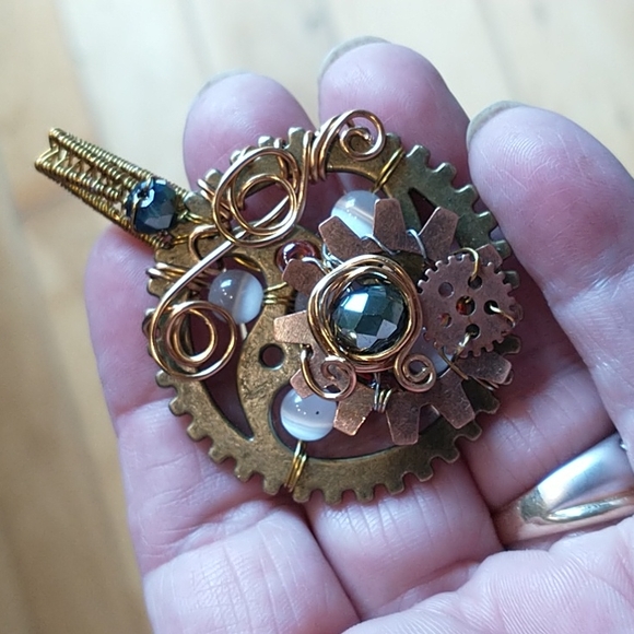 NWT Handcrafted Steampunk Medallion Pendant - Picture 4 of 4